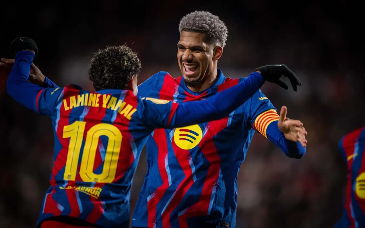Lamine Yamal e Ronald Araújo comemorando um dos gols da classificação do Barcelona na Copa do Rei