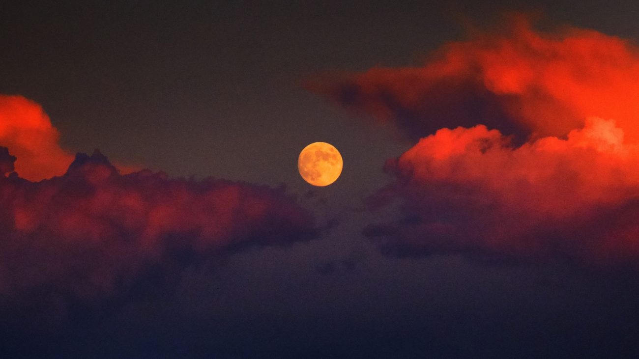 Nas capitais como São Paulo e Brasília, a observação será difícil porque a Lua estará muito baixa no horizonte e o Sol estará prestes a nascerFoto: Freepik/ND Mais