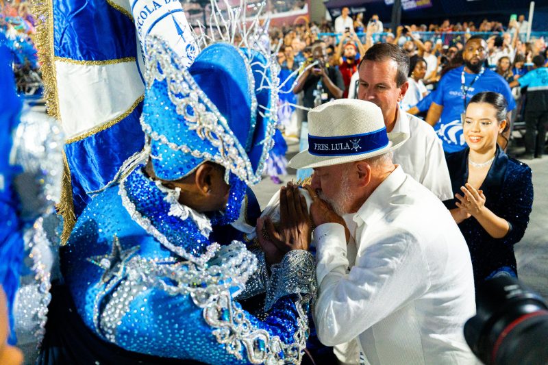 Lula desceu do camarote para beijar a bandeira da Acadêmicos de Niterói na noite de domingo (15) - Eduardo Hollanda/Rio Carnaval/ND Mais