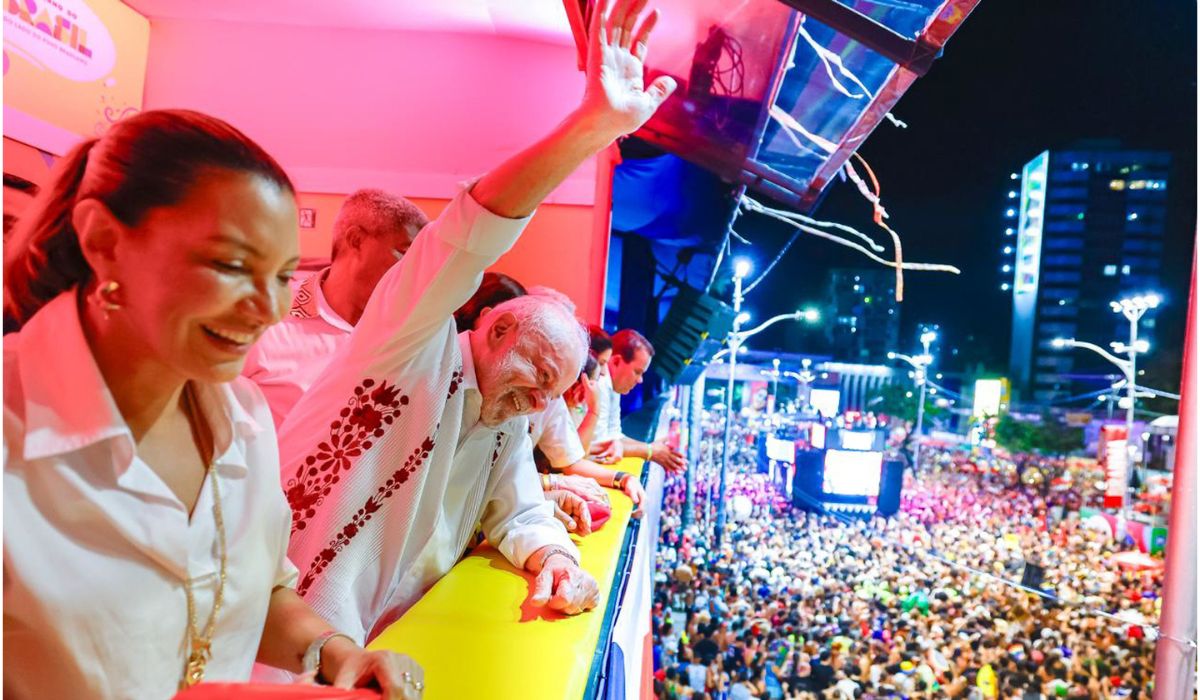 Presidente esteve no Carnaval de Salvador antes de ir ao Rio de Janeiro para acompanhar a escola que leva para a avenida um samba-enredo que homenageia LulaFoto: @ricardostuckert/Reprodução/ND Mais