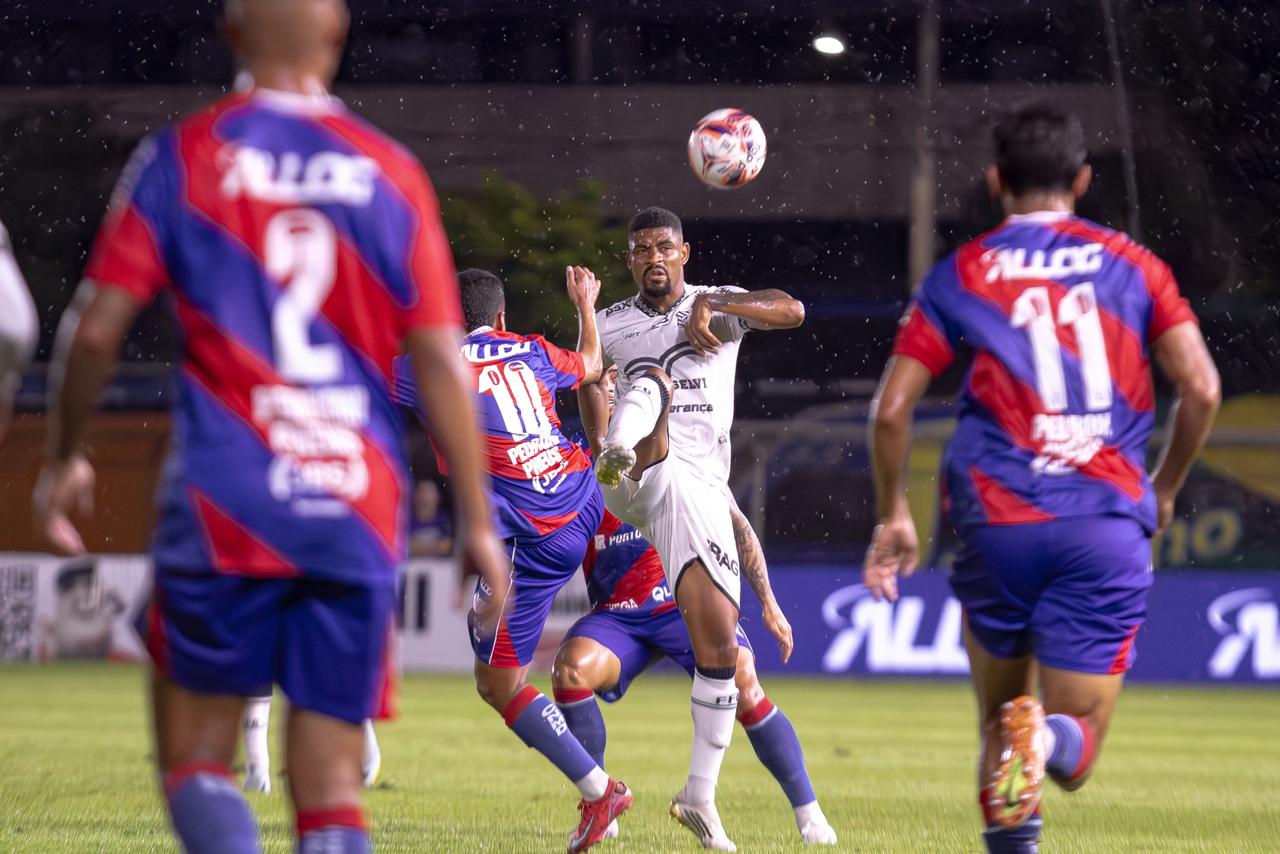 Jean Mangabeira em duelo com meias do Marcílio na derrota do Figueirense por 1 a 0 em Itajaí
