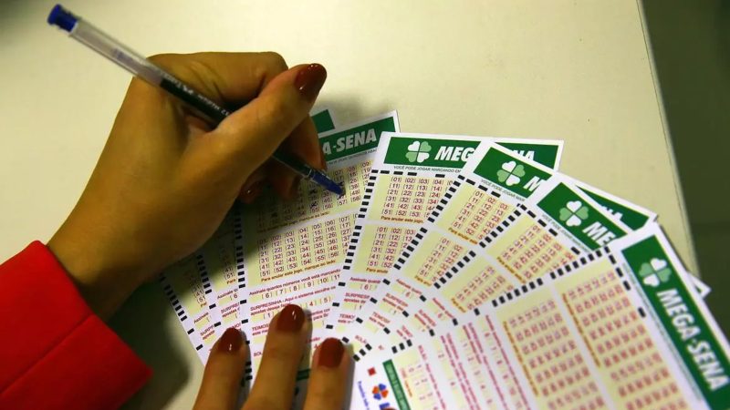 Mega-Sena pode pagar R$ 130 milhões no sorteio desta quinta-feira (26) - Marcello Casal Jr/Agência Brasil/ND