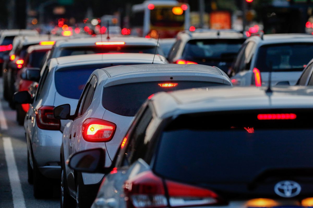 Imagem de carros em congestionamento