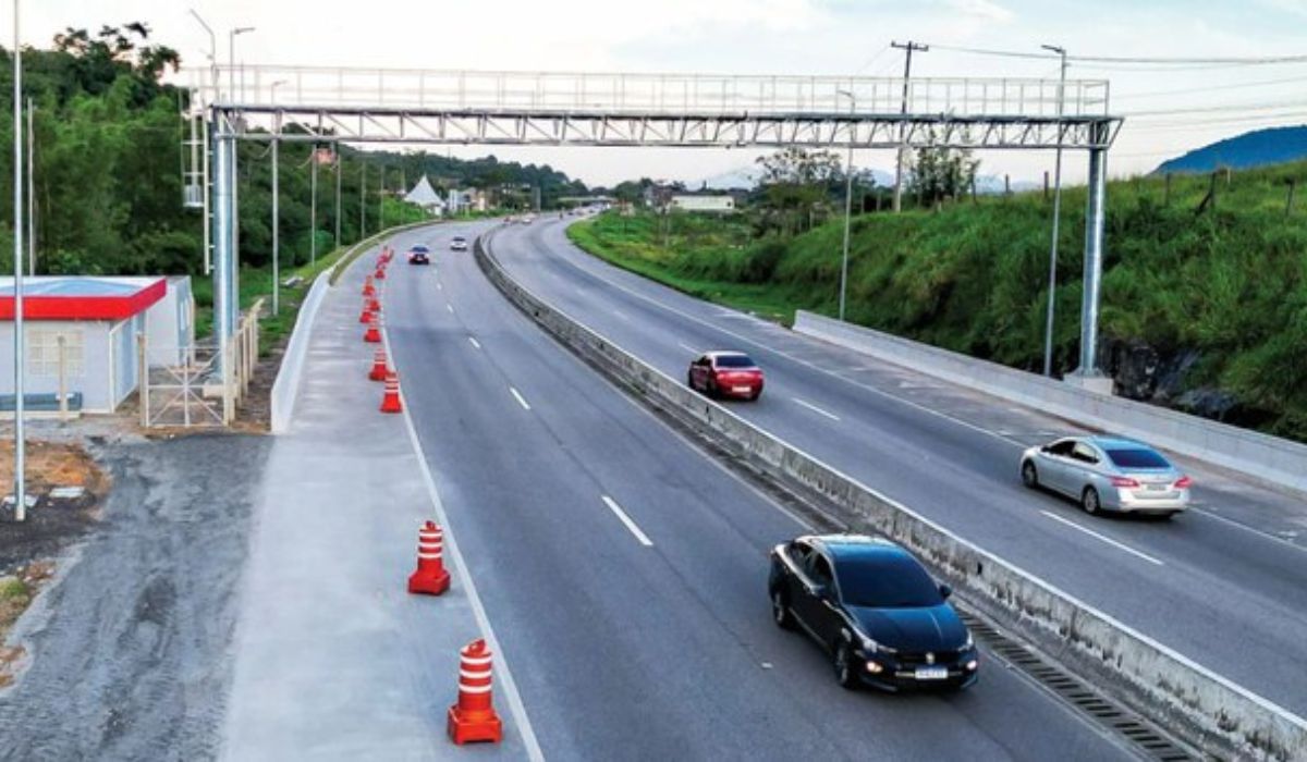 Com a suspensão de multas na CNH em 2026, o Ministério dos Transportes tenta reduzir a polêmica sobre a falta de sinalização clara nos pórticos de pedágio free flowFoto: Divulgação/ANTT/ND Mais