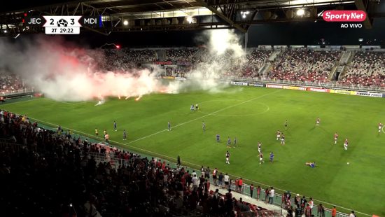 VÍDEO: JEC x Marcílio Dias é paralisado após torcedores jogarem sinalizadores no gramado