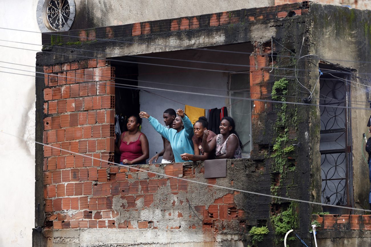 Familiares acompanham busca e resgate de pessoas em escombros de casas soterradas por lama após fortes chuvas em Minas Gerais - Tânia Rêgo/Agência Brasil/ND
