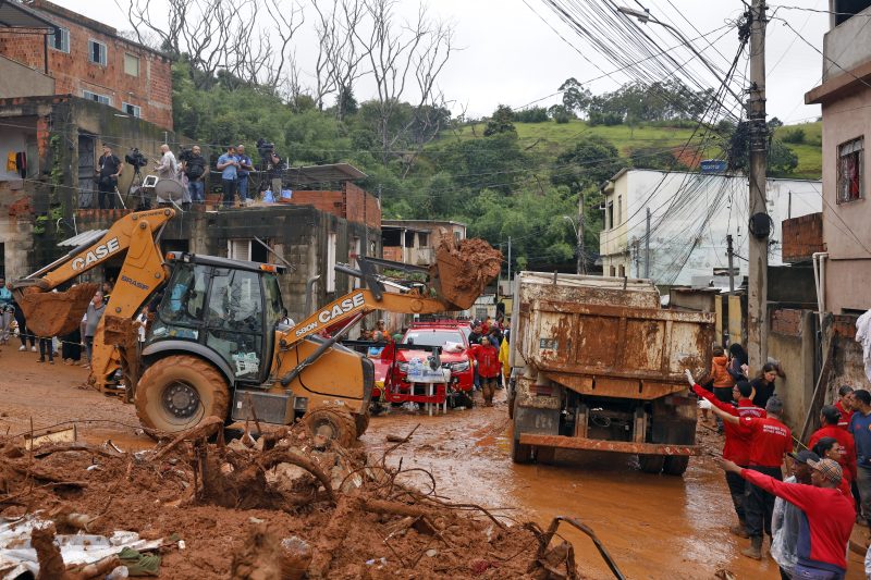 A maioria das vítimas morreu por soterramento - Tânia Rêgo/Agência Brasil/ND