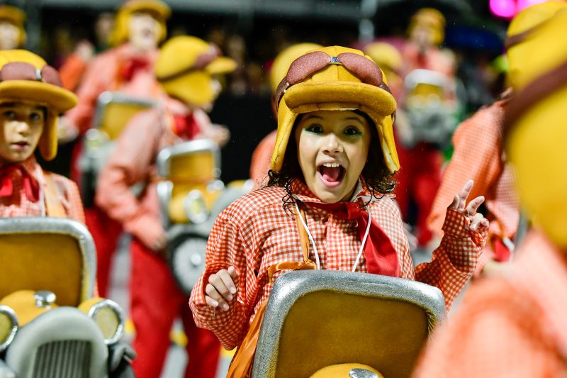Crianças também participam do desfile na ala de aviões - Mafalda Press/ND Mais
