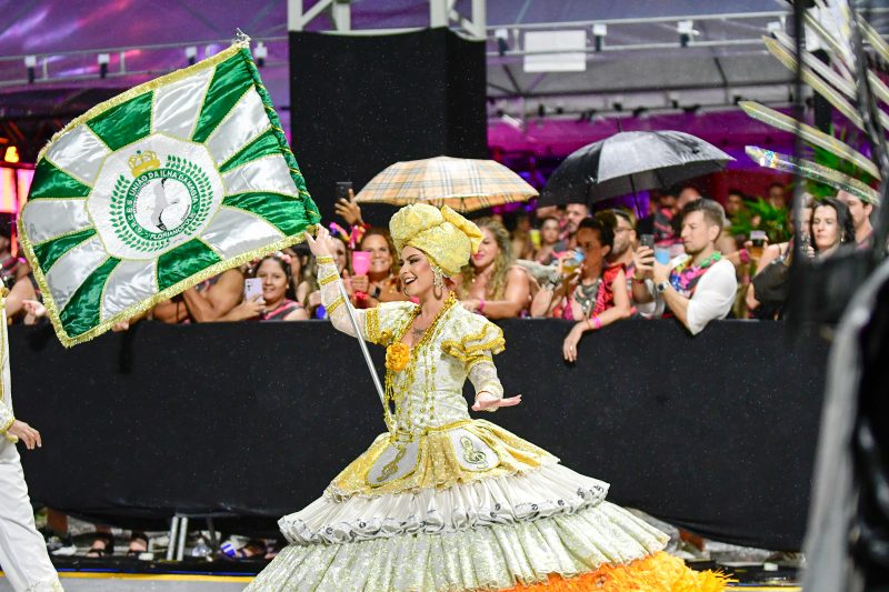 Porta-bandeira carrega bandeira da União da Ilha da Magia com alegria e amor pela escola de samba - Mafalda Press/ND Mais