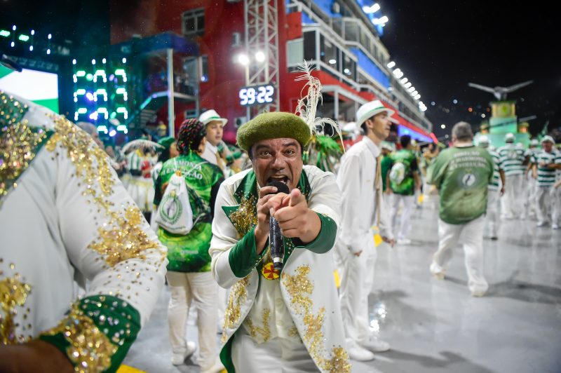 Intérpretes emocionam público com samba-enredo que enaltece as invenções pelo mundo - Mafalda Press/ND Mais