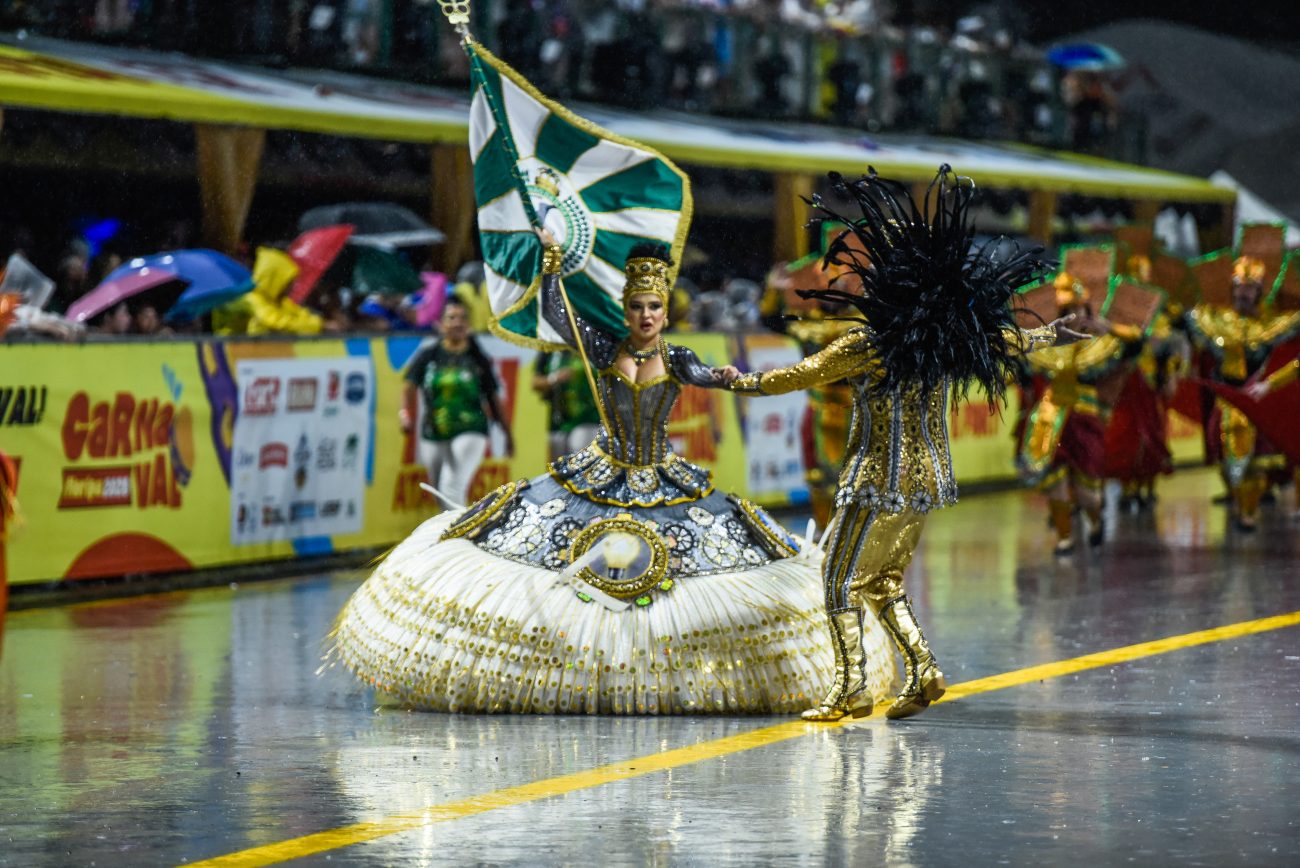 Mestre-sala e porta-bandeira da União da Ilha da Magia Foto: Mafalda Press/ND Mais