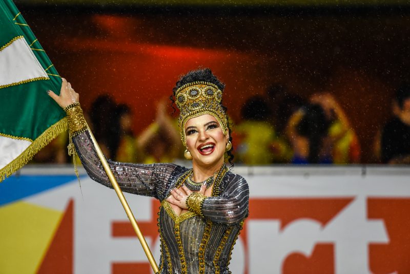 Porta-bandeira da União da Ilha da Magia brilha na Passarela Nego Quirido - Mafalda Press/ND Mais