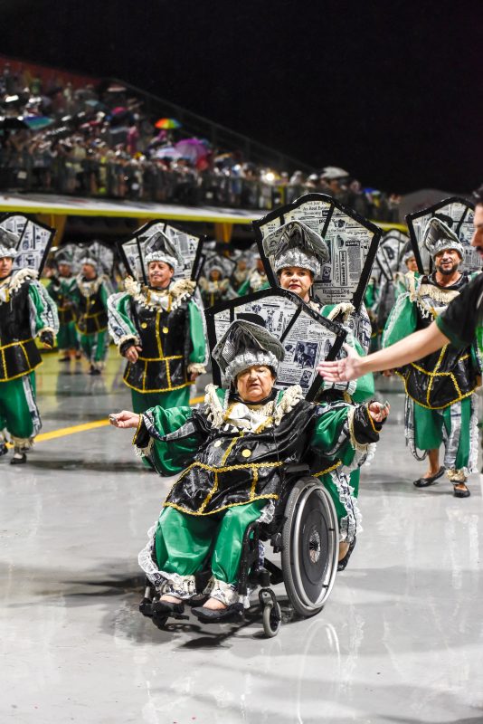 Zuma, de 82 anos, desfila pela primeira vez e realiza sonho na avenida - Mafalda Press/ND Mais