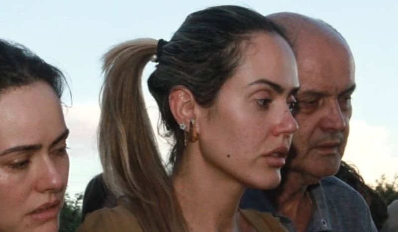 Sarah Araujo perdeu os dois filhos pequenos e estava visivelmente abalada na despedida - Divulgação/André Bragança/Mais Goiás/ND Mais