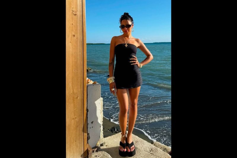 O volume no solado transforma o chinelo em uma peça estruturada para o dia a dia - Pinterest/ND Mais