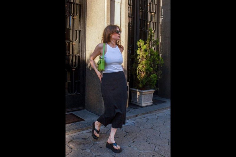 O diferencial do verão 2026 é o uso de texturas naturais e cores neutras no chinelo de sola alta - Pinterest/ND Mais