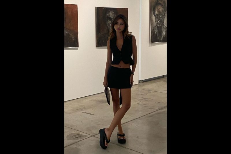 A estrutura do chinelo robusto ajuda a equilibrar o volume de roupas largas, como as calças pantalonas - Pinterest/ND Mais