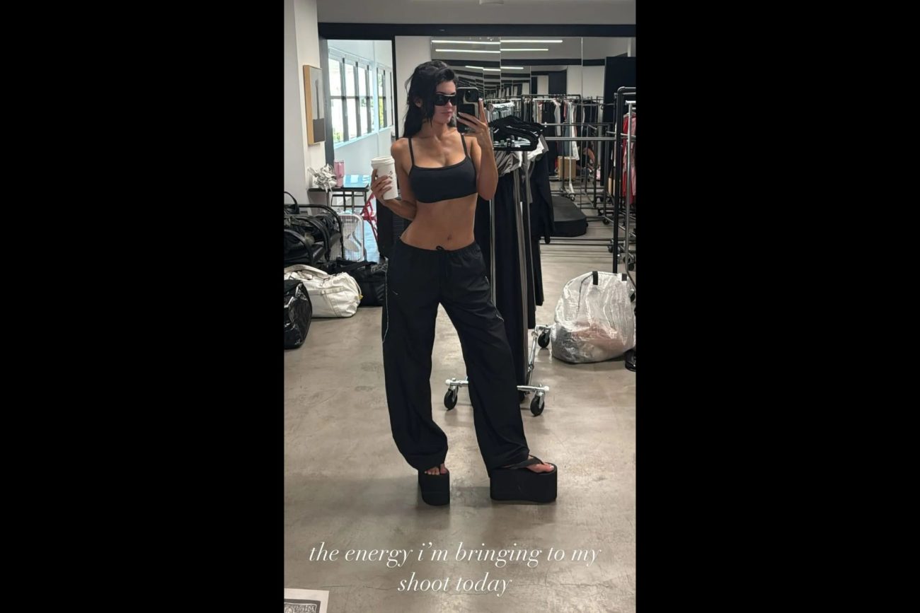 A regra de Kylie Jenner para o verão 2026 é clara, quanto maior a sola do chinelo, maior o estiloFoto: Pinterest/ND Mais