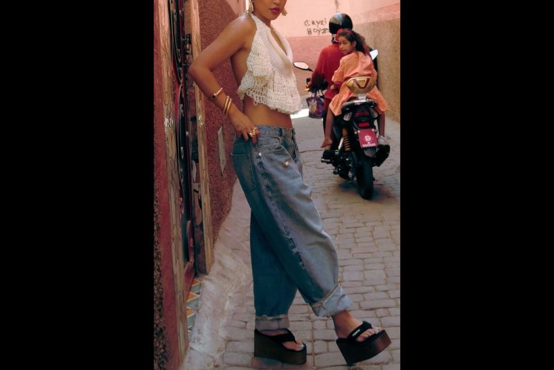 A tendência do chinelo robusto reflete a busca atual por praticidade e silhuetas marcantes - Pinterest/ND Mais