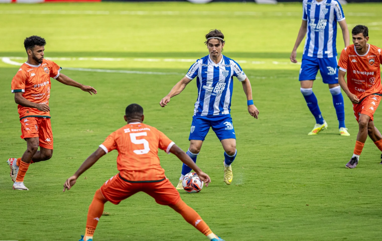 Zé Ricardo, volante do Avaí, em progressão de jogada no jogo contra o Camboriú que gerou a eliminação do Avaí nas quartas de final