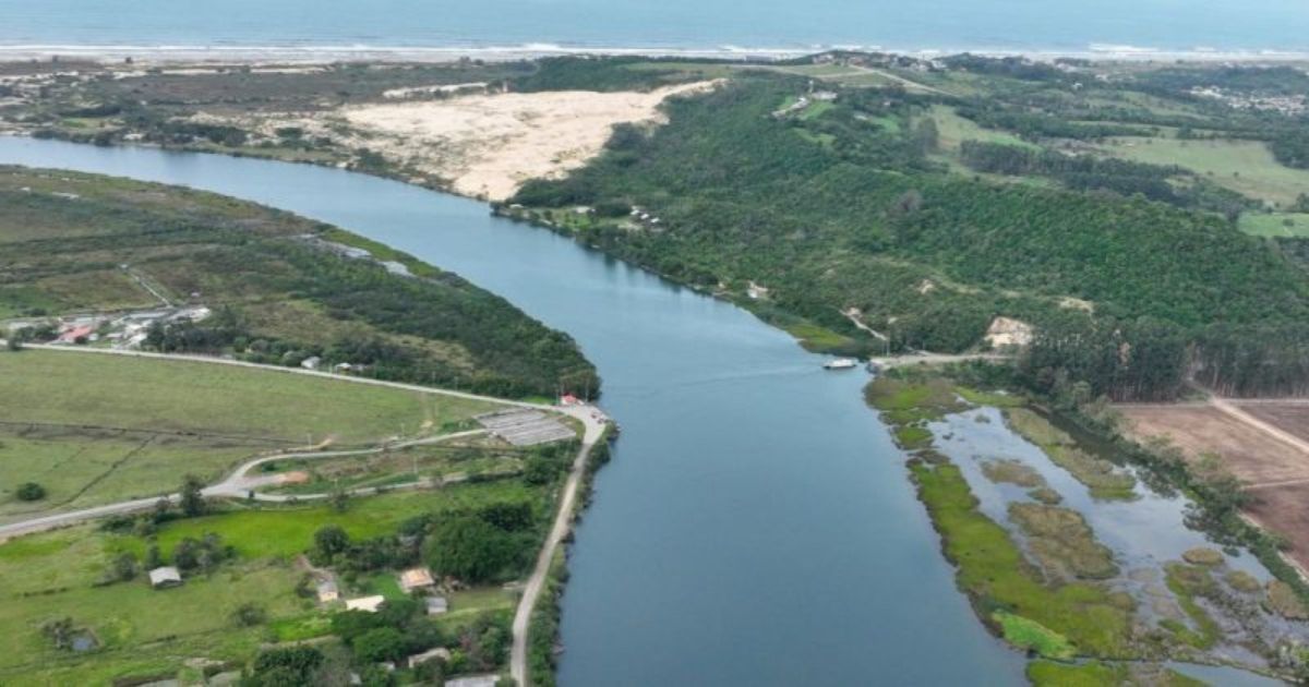 Travessia é feita atualmente de balsaFoto: Divulgação/Prefeitura de Araranguá/ND Mais