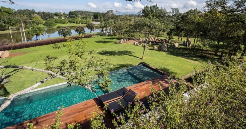 Pedra natural, bambu e madeira de reflorestamento foram utilizados na construção e no acabamento da residência - Espírito Santo Arquitetos Associados/Divulgação/ND Mais