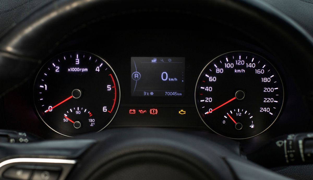 Painel de carro com alerta fatal 