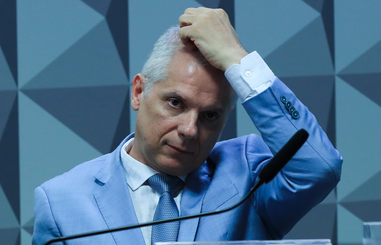 Alessandro Stefanutto, ex-presidente do INSS, é um homem branco, grisalho e com feição séria, que usa terno azul claro. ilustra matéria sobre fraude no INSS