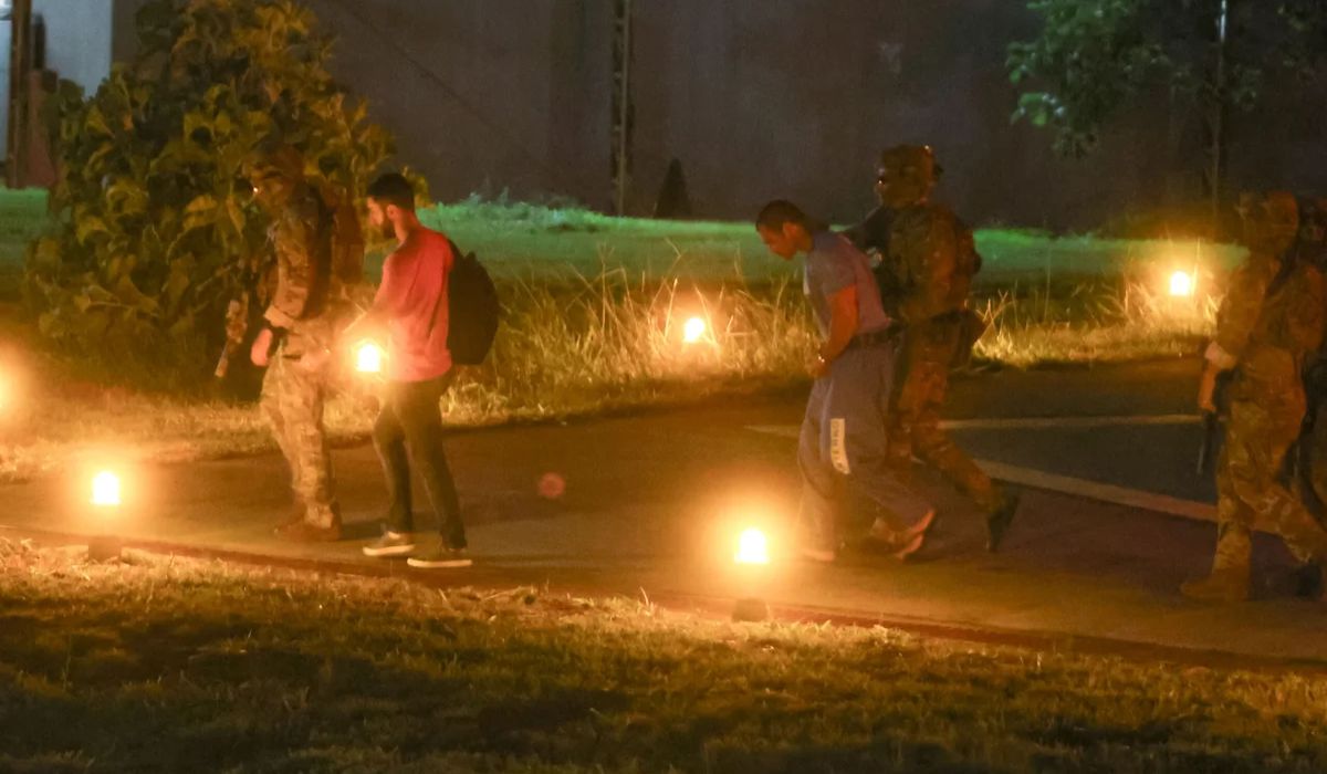 Algemado e de chinelos, imagens mostram chegada de Daniel Vorcaro à PF na quinta-feira (19). Transferência aumenta as chances de uma delação de VorcaroFoto: Vinícius Schmidt/Metrópoles/Reprodução/ND Mais