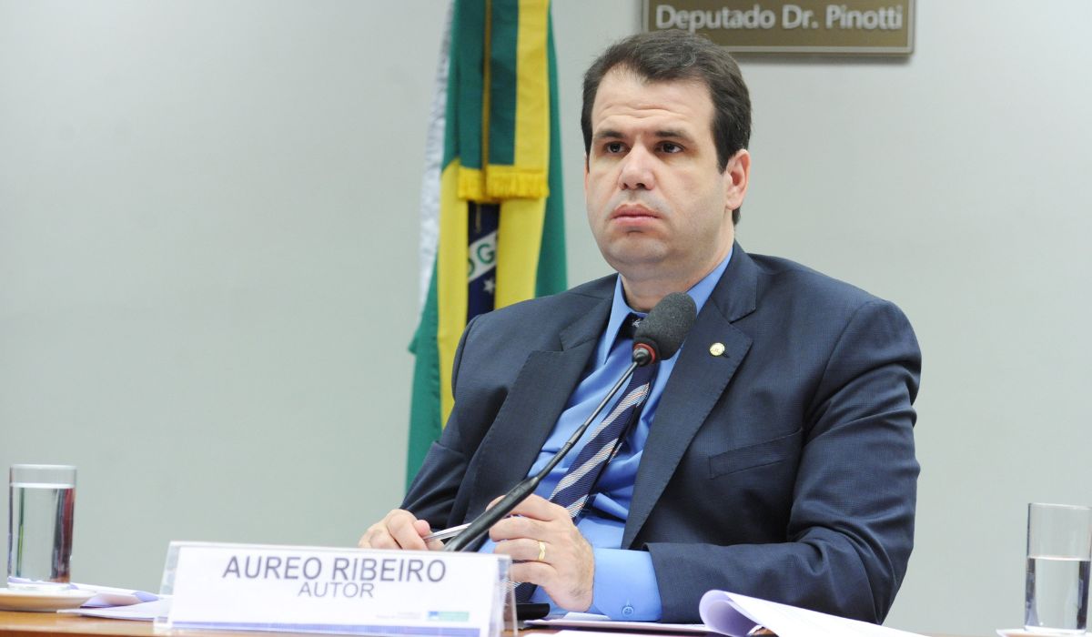Deputado Áureo Ribeiro é o autor da proposta da CNH aos 16 anos no Brasil