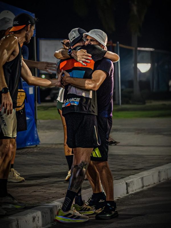 Bruno abraça amigo ao fim da corrida - Bruno Jeremias/@brunojeremias/Instagram