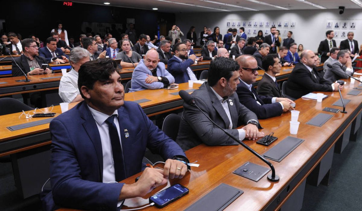 Comissão avalia fim da CNH do Brasil