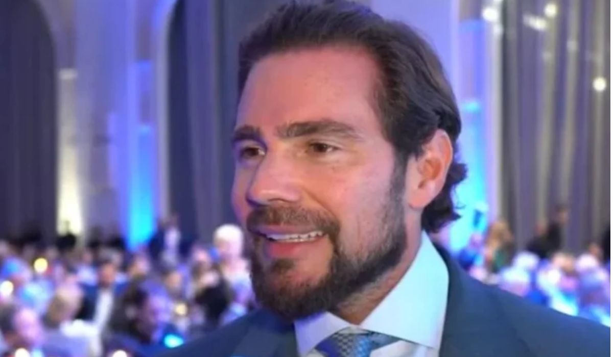 Vorcaro sorrindo em centro de eventos 