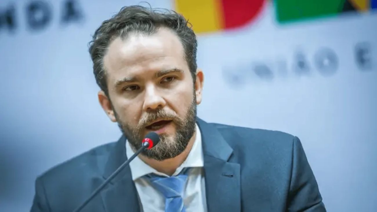 Em reunião ministerial, Dario Durigan defendeu o fim da declaração do IR manual para reduzir a burocracia