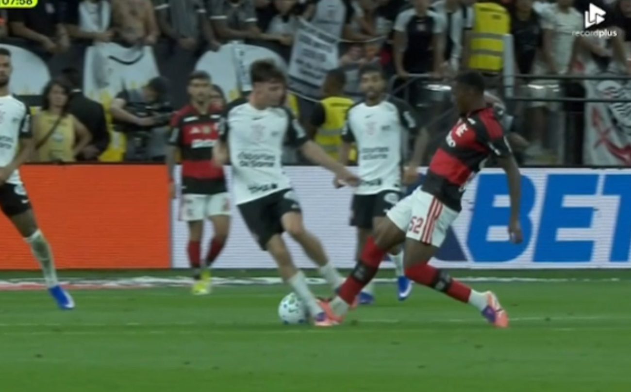 Assalto contra o Mengão!! Árbitro dá vermelho de forma injusta para craque do Flamengo e torcida se revolta!