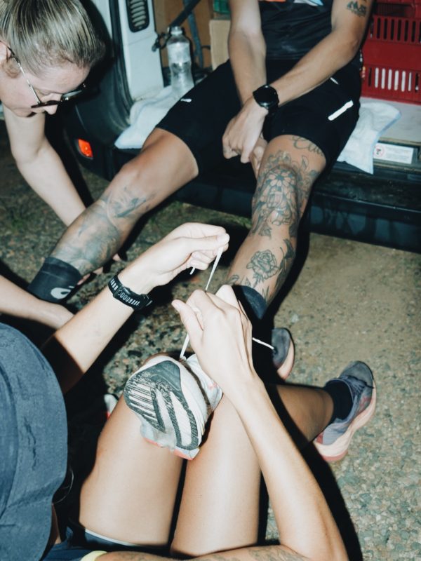 Bruno recebendo auxílio - foto 3