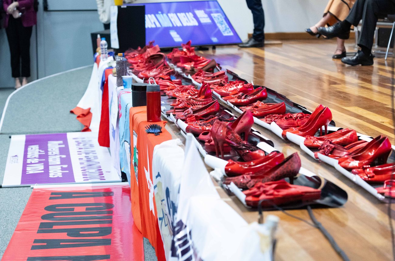 Sapatos vermelhos representaram vítimas de feminicídio em SC em ação da Alesc