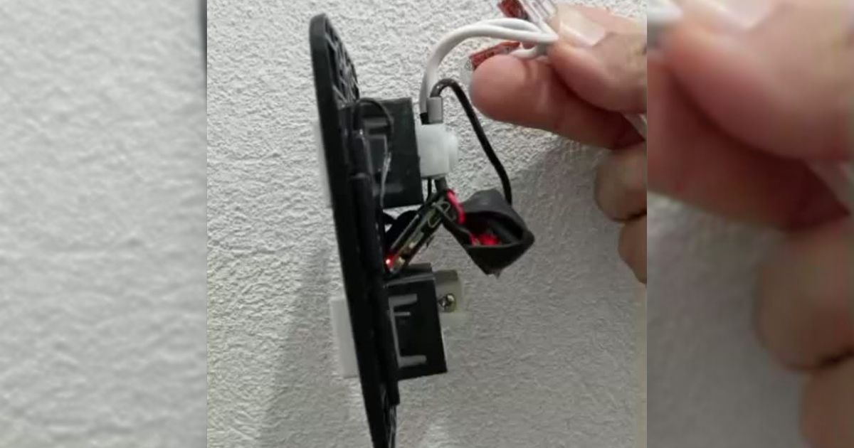 Microcâmera escondida foi apreendida para períciaFoto: Divulgação/PMSC/ND Mais