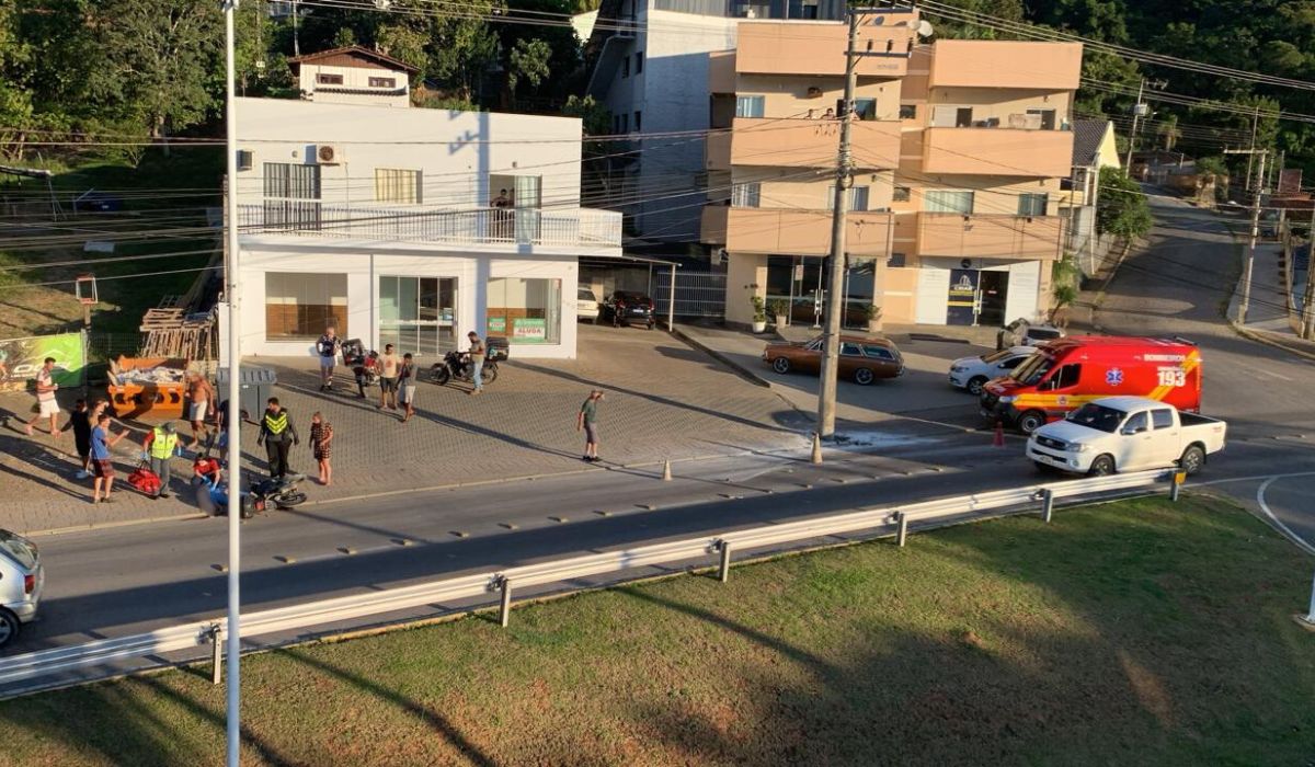 Homem morre ao bater em poste no mesmo local onde mulher morreu um dia antes em SC