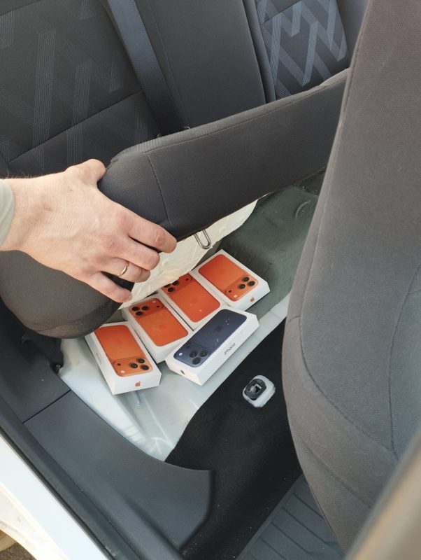 Celulares estavam escondidos em fundos falsos em malas e sob o banco do carro - Divulgação/PMRv/ND Mais