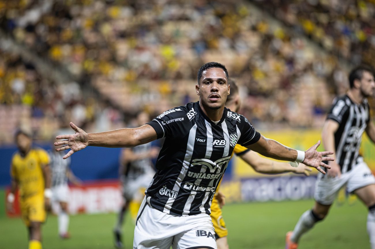 Lucas Alves, atacante do Figueirense que fez o gol da vitória contra o Amazonas pela Copa do Brasil, pode iniciar como titular contra o Botafogo-PB domingo (19)