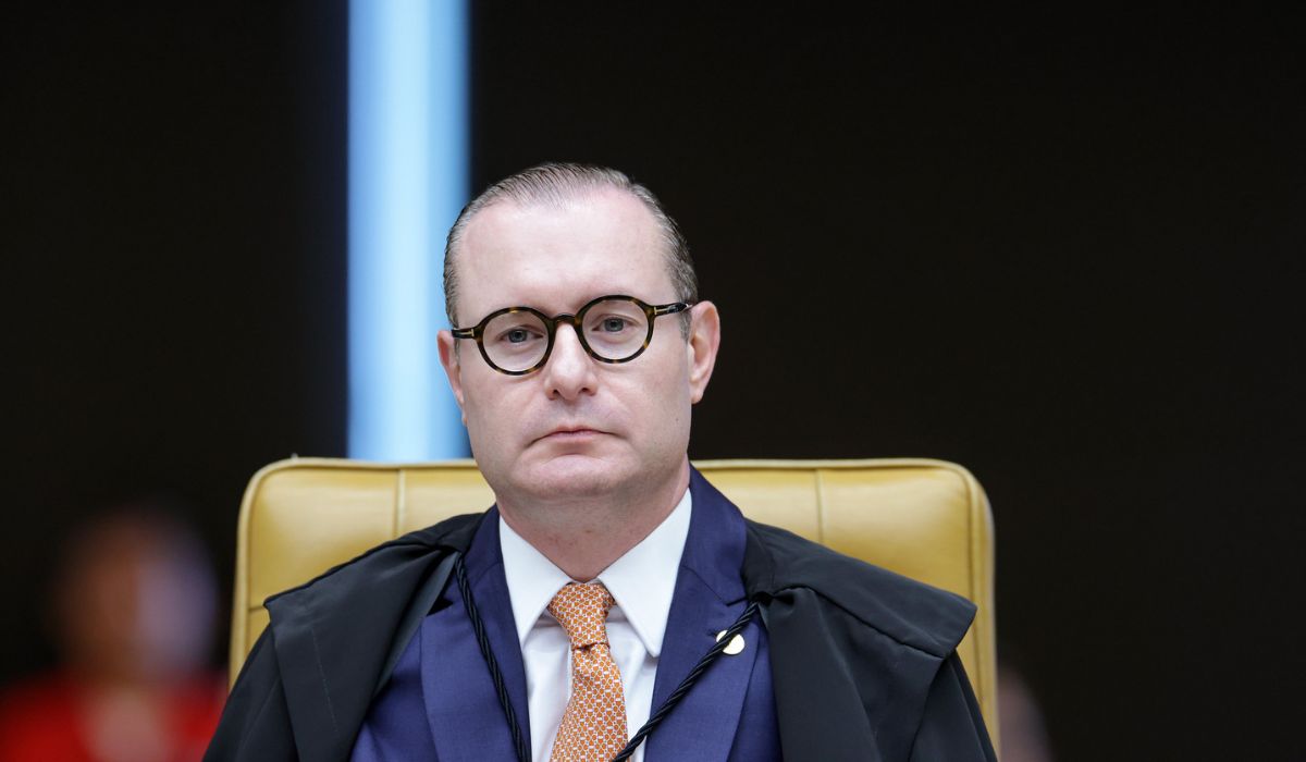 Ministro do STF aparece sentado durante uma sessão, em imagem relacionada às investigações sobre o celular de Vorcaro.