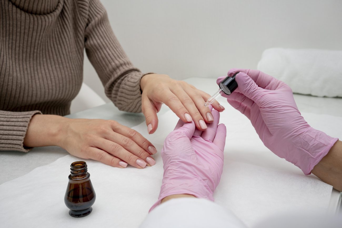 Pequenos ajustes na rotina de cuidados podem estender a vida útil da sua manicure e fazer a unha durar 15 dias ou até mais&nbsp;Foto: Freepik/ND Mais
