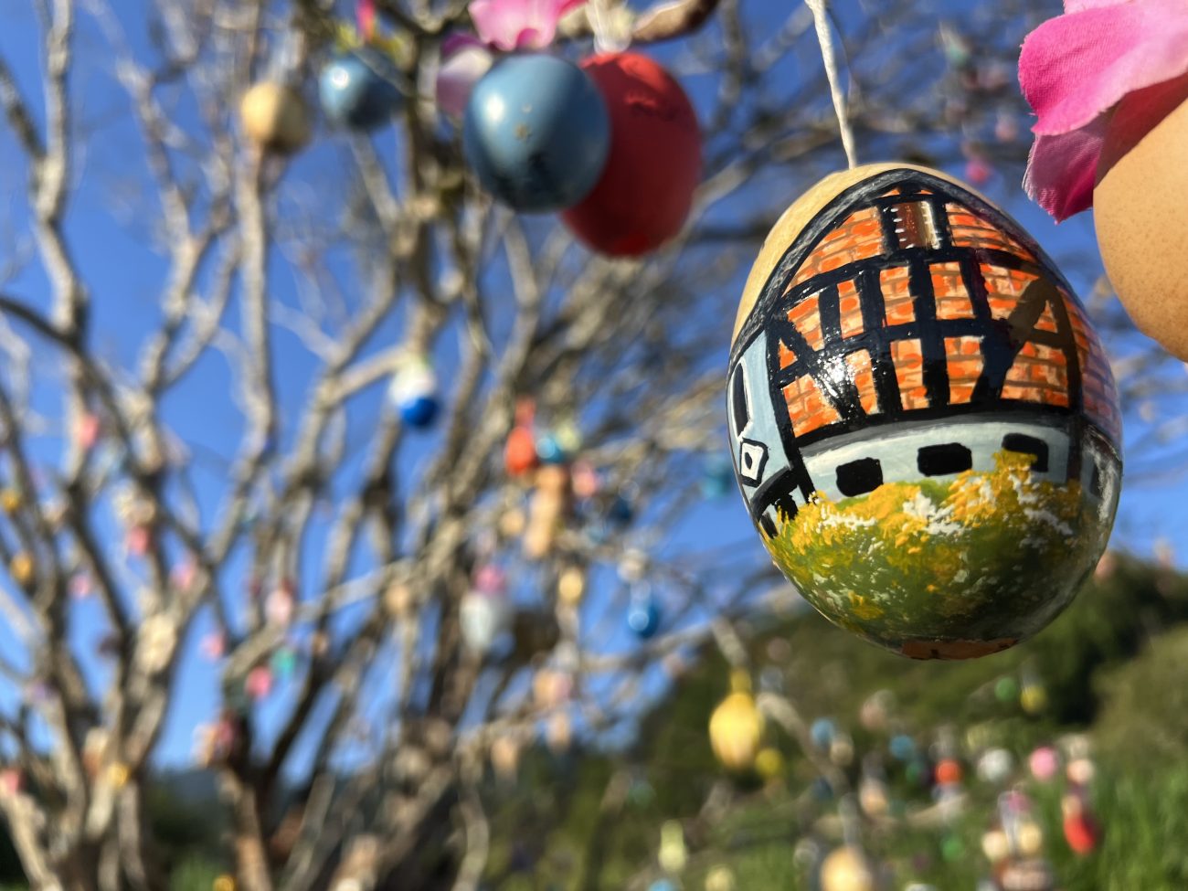 ovo de páscoa representando os feriados de abril 2026