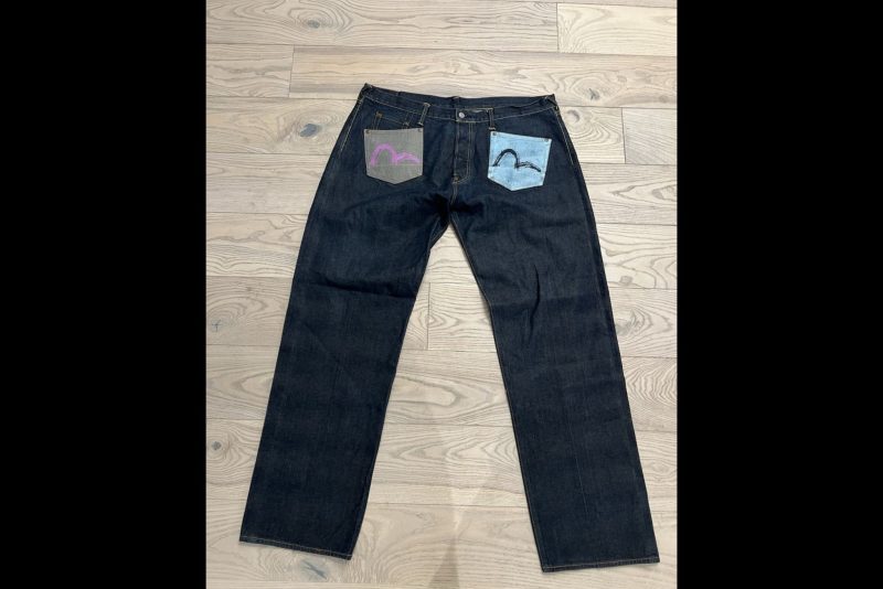 O jeans Evisu dos anos 90 introduziu o conceito de denim artesanal, onde cada pintura de 'gaivota' feita à mão torna a peça única - eBay/Reprodução/ND Mais