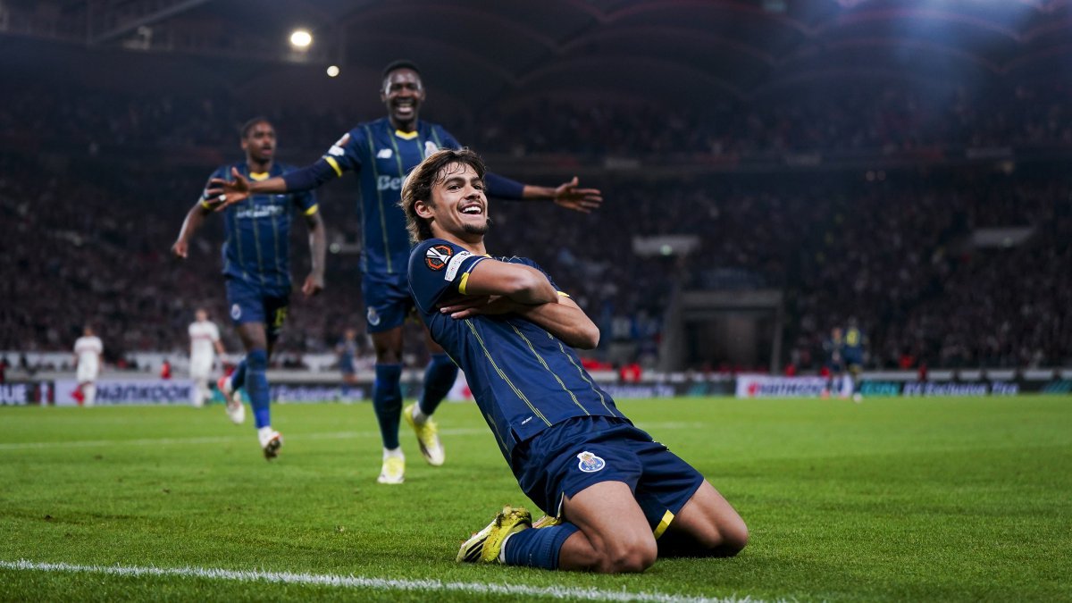 Rodrigo Mora comemorando o gol da vitória do Porto sobre o Stuttgart, nas oitavas da Liga Europa
