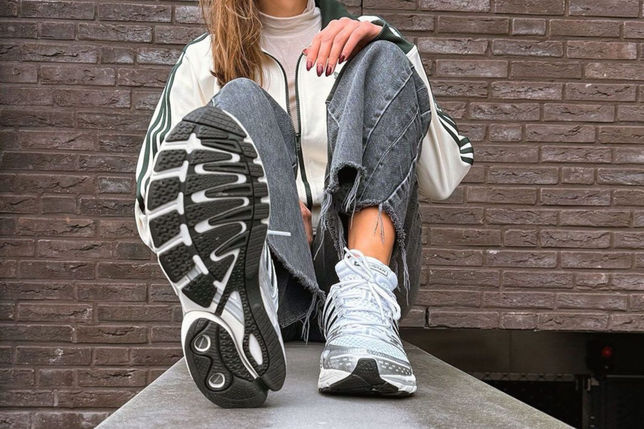 Mulher usando o tênis concreto, o Adistar Control 5