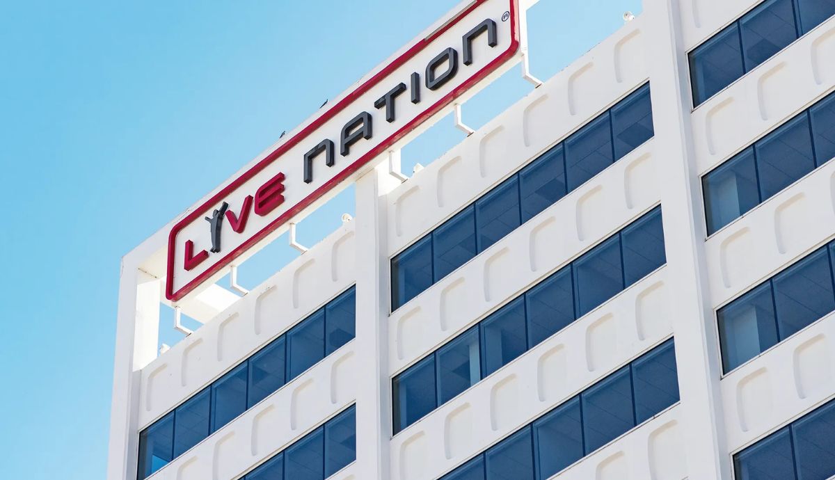 Prédio corporativo da Live Nation com logotipo no topo; empresa é controladora da Ticketmaster no setor de eventos