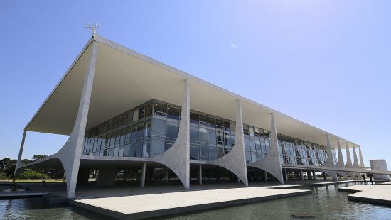 Na política, a moeda também tem dois lados