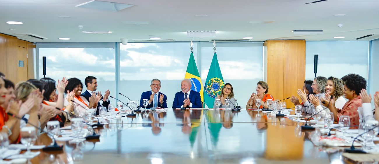 Lula em mesa com pessoas